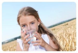 7 .ดื่มน้ำอย่างน้อยวันละแปดแก้ว วิธีทําให้ผิวขาวภายใน 1 เดือน