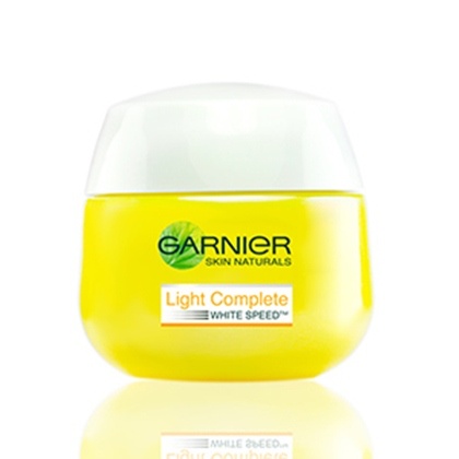 รักษารอยดำจากสิว Garnier Skin Natural Light Cream